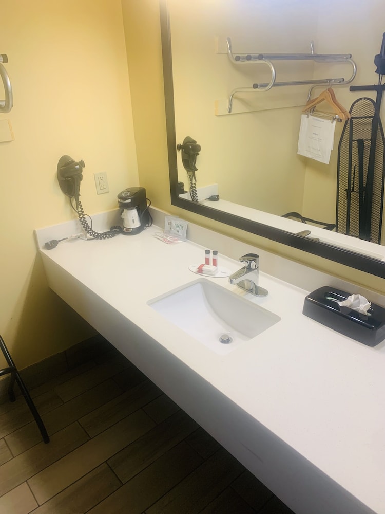Imagen de la habitación del Hotel SureStay Plus by Best Western Beaumont. Foto 10