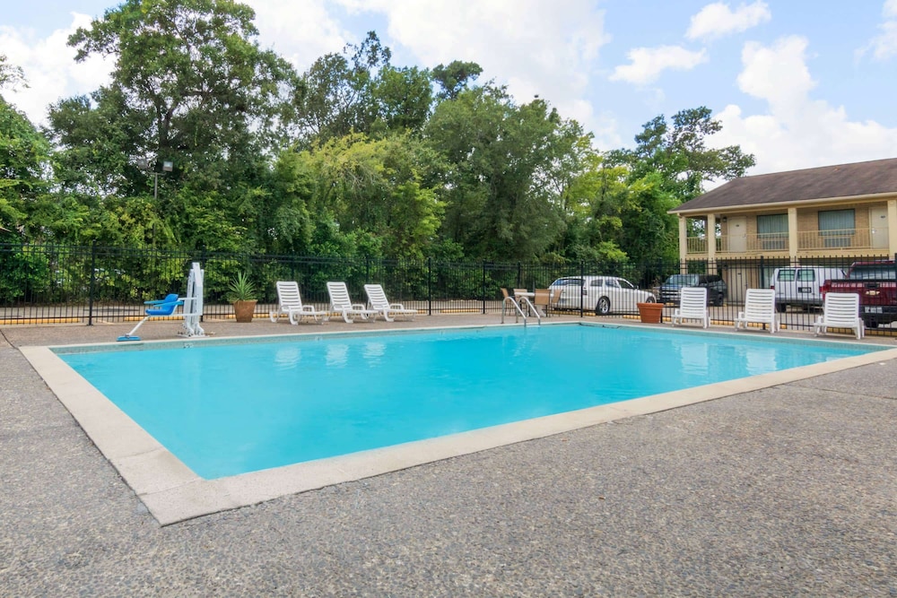Imagen de la piscina del Hotel SureStay Plus by Best Western Beaumont. Foto 15