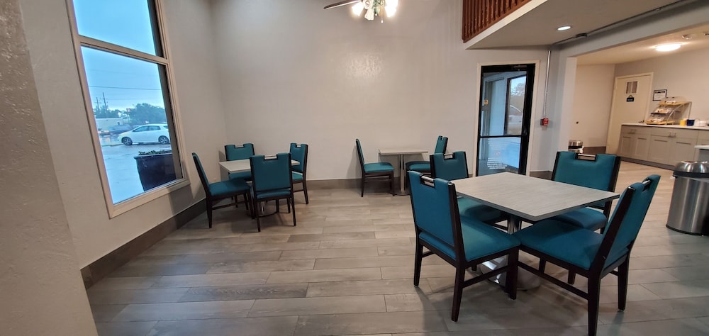 Imagen del bar/restaurante del Hotel SureStay Plus by Best Western Beaumont. Foto 3