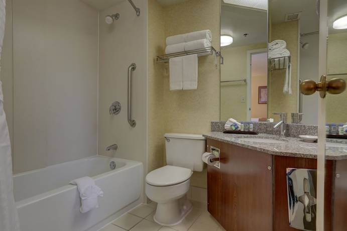 Imagen de la habitación del Hotel SureStay Plus by Best Western Chicago Lombard. Foto 2