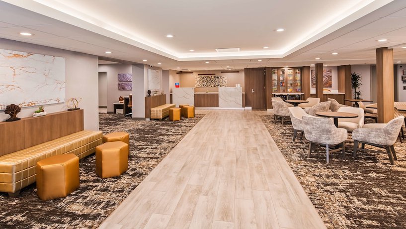 Imagen de los interiores del Hotel SureStay Plus by Best Western Chicago Lombard. Foto 16