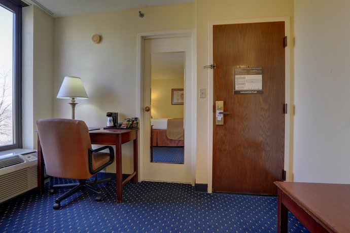 Imagen de la habitación del Hotel SureStay Plus by Best Western Chicago Lombard. Foto 12