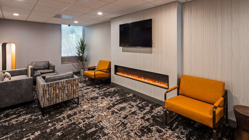 Imagen de los interiores del Hotel SureStay Plus by Best Western Chicago Lombard. Foto 20