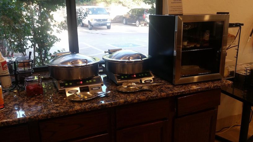Imagen del bar/restaurante del Hotel SureStay Plus by Best Western Edmond. Foto 7