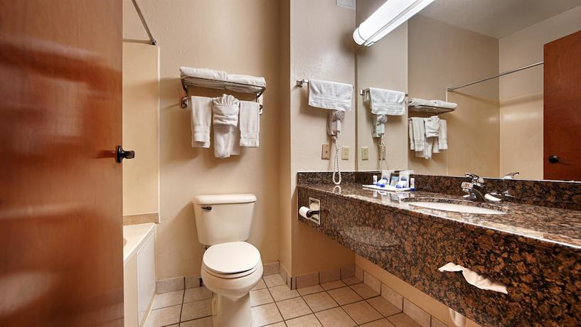 Imagen de la habitación del Hotel SureStay Plus by Best Western Edmond. Foto 10