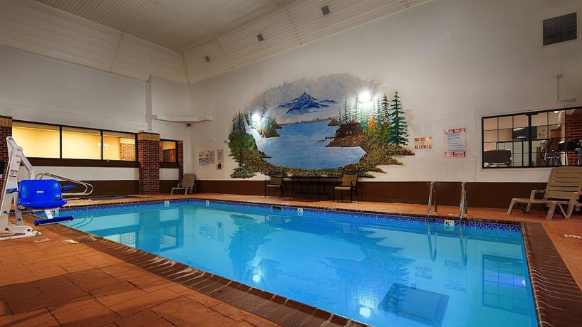 Imagen de la piscina del Hotel SureStay Plus by Best Western Edmond. Foto 16