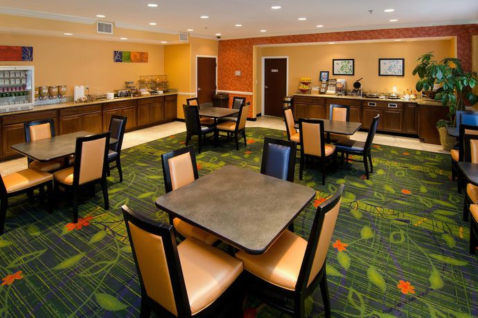 Imagen del bar/restaurante del Hotel SureStay Plus by Best Western Fenton. Foto 3