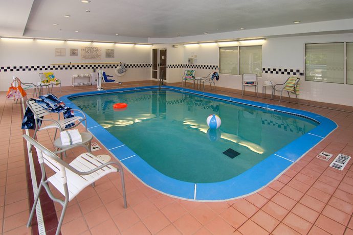 Imagen de la piscina del Hotel SureStay Plus by Best Western Fenton. Foto 9