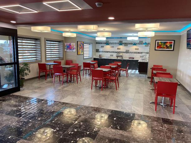 Imagen del bar/restaurante del Hotel SureStay Plus by Best Western Louisville Airport Expo. Foto 5