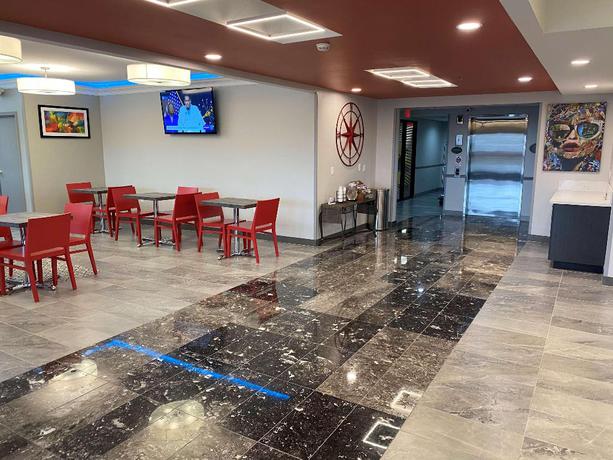 Imagen del bar/restaurante del Hotel SureStay Plus by Best Western Louisville Airport Expo. Foto 6