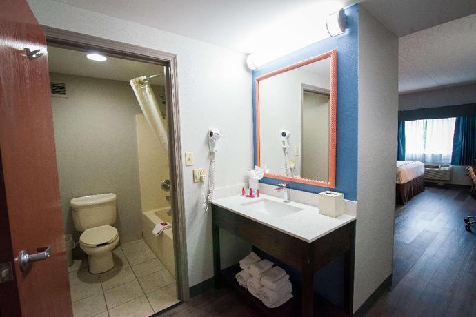 Imagen de la habitación del Hotel SureStay Plus by Best Western Louisville Airport Expo. Foto 12