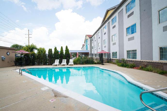 Imagen de la piscina del Hotel SureStay Plus by Best Western Louisville Airport Expo. Foto 20