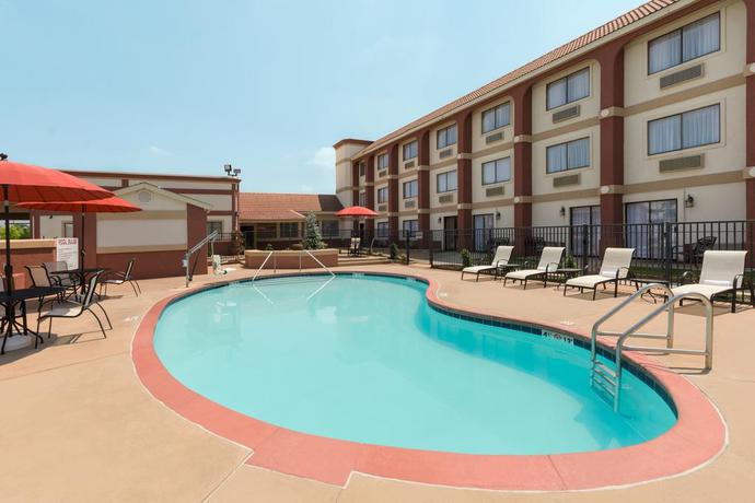 Imagen de la piscina del Hotel SureStay Plus by Best Western Oklahoma City North. Foto 11