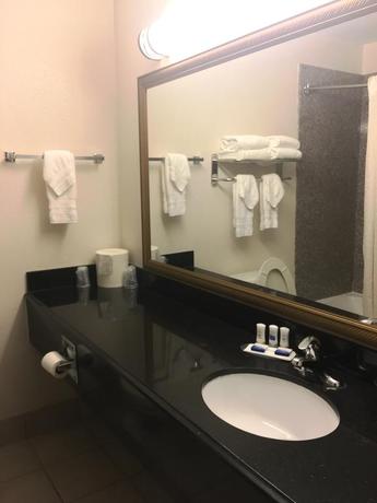 Imagen de la habitación del Hotel SureStay Plus by Best Western Oklahoma City North. Foto 6