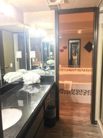 Imagen de la habitación del Hotel SureStay Plus by Best Western Oklahoma City North. Foto 8