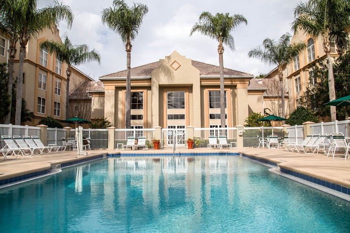 Imagen de la piscina del Hotel SureStay Plus by Best Western Orlando Lake Buena Vista. Foto 16