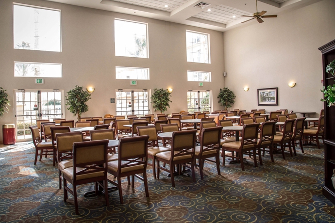 Imagen del bar/restaurante del Hotel SureStay Plus by Best Western Orlando Lake Buena Vista. Foto 4