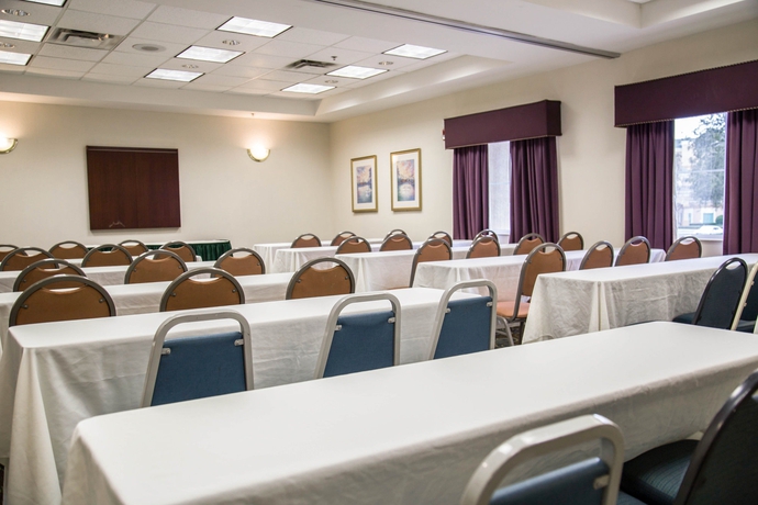 Imagen de los interiores del Hotel SureStay Plus by Best Western Orlando Lake Buena Vista. Foto 15