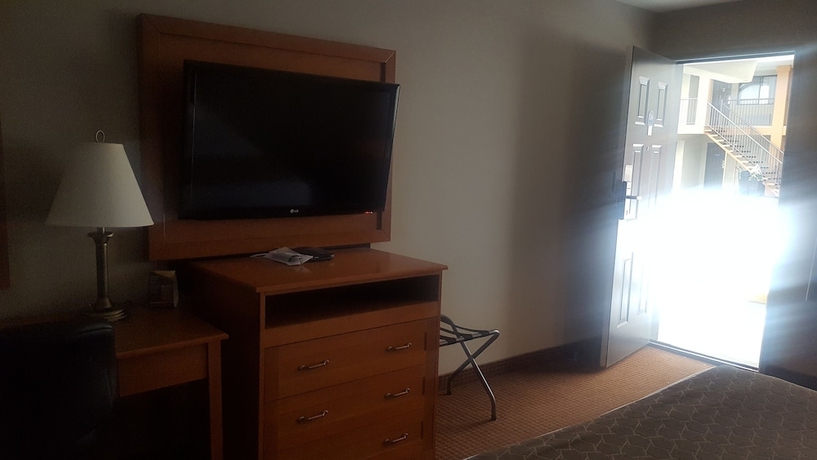 Imagen de la habitación del Hotel SureStay Plus by Best Western Salmon Arm. Foto 13