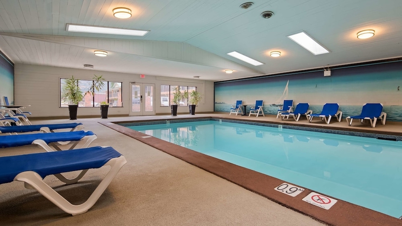 Imagen de la piscina del Hotel SureStay Plus by Best Western Salmon Arm. Foto 17