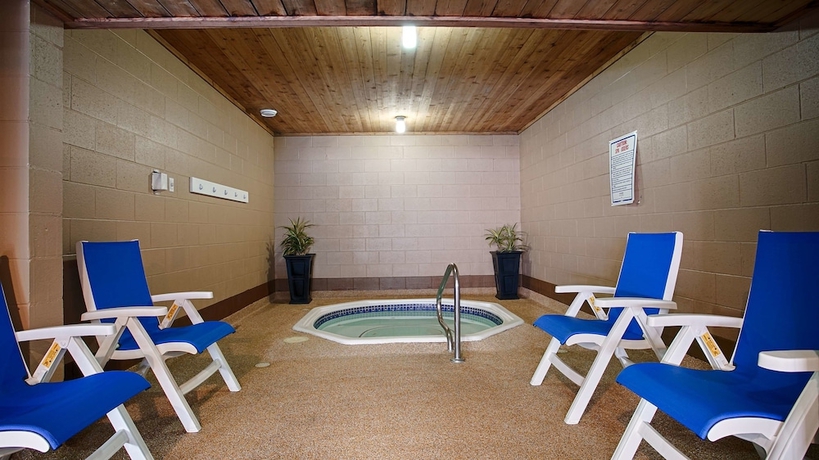 Imagen de la piscina del Hotel SureStay Plus by Best Western Salmon Arm. Foto 18