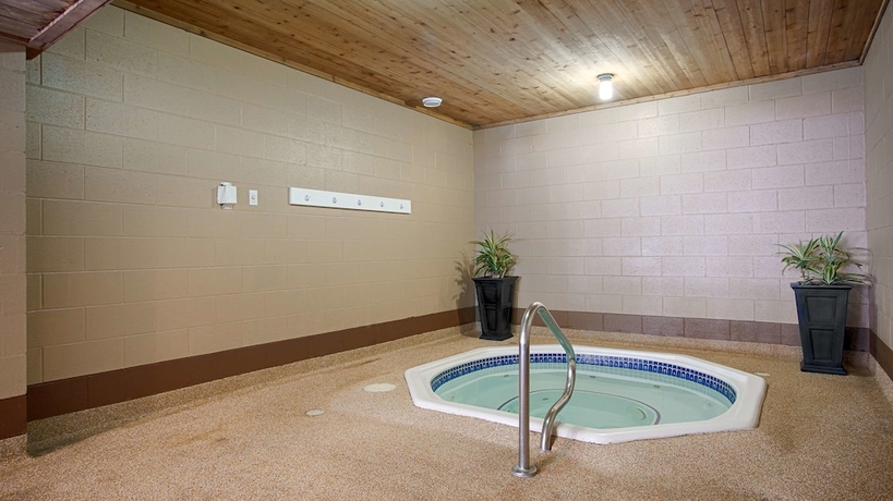 Imagen de la piscina del Hotel SureStay Plus by Best Western Salmon Arm. Foto 19