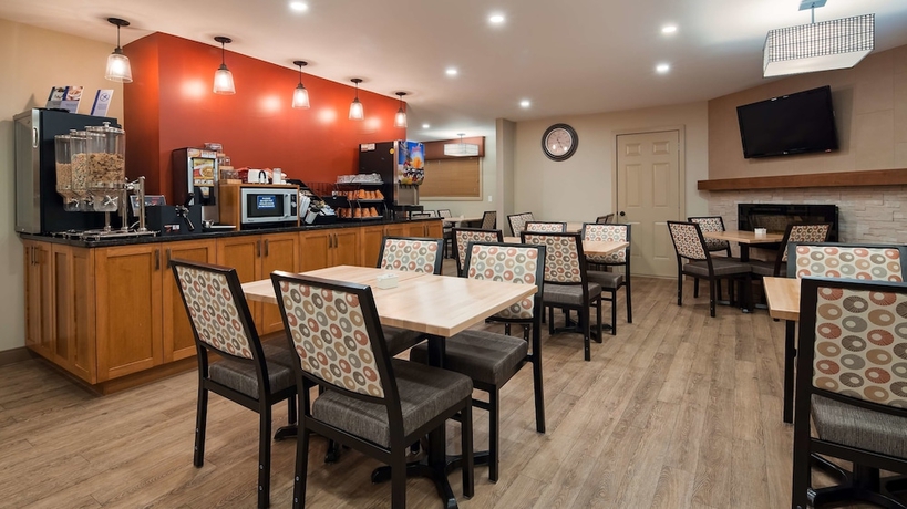 Imagen del bar/restaurante del Hotel SureStay Plus by Best Western Salmon Arm. Foto 2