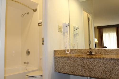 Imagen de la habitación del Hotel SureStay Plus by Best Western Southern Pines Pinehurst. Foto 7