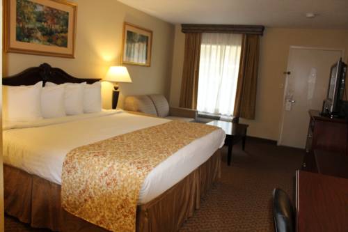Imagen de la habitación del Hotel SureStay Plus by Best Western Southern Pines Pinehurst. Foto 11