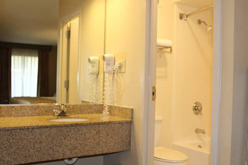 Imagen de la habitación del Hotel SureStay Plus by Best Western Southern Pines Pinehurst. Foto 13