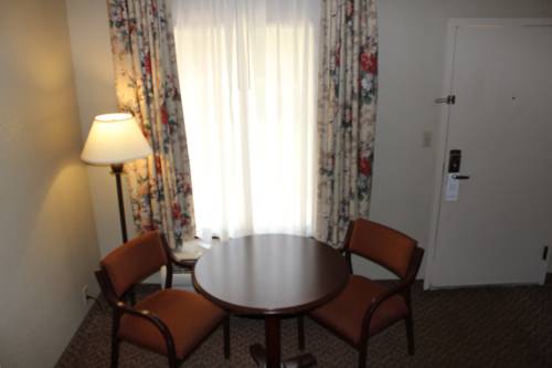 Imagen de la habitación del Hotel SureStay Plus by Best Western Southern Pines Pinehurst. Foto 14
