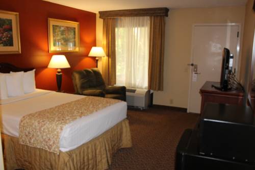 Imagen de la habitación del Hotel SureStay Plus by Best Western Southern Pines Pinehurst. Foto 15
