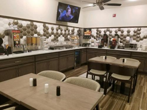 Imagen general del Hotel SureStay Plus by Best Western Topeka Northwest. Foto 3