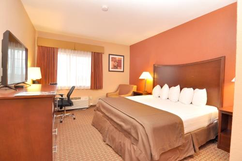 Imagen de la habitación del Hotel SureStay Plus by Best Western Topeka Northwest. Foto 5
