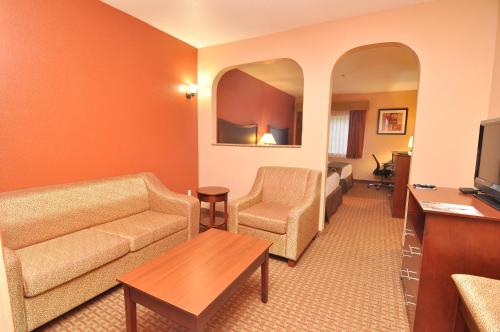 Imagen de la habitación del Hotel SureStay Plus by Best Western Topeka Northwest. Foto 6