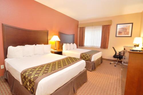 Imagen de la habitación del Hotel SureStay Plus by Best Western Topeka Northwest. Foto 7