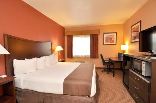 Imagen de la habitación del Hotel SureStay Plus by Best Western Topeka Northwest. Foto 8