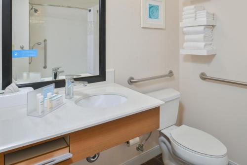 Imagen de la habitación del Hotel SureStay Plus by Best Western Vero Beach. Foto 7