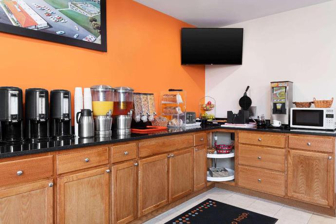 Imagen del bar/restaurante del Hotel SureStay Plus by Best Western Windsor. Foto 2