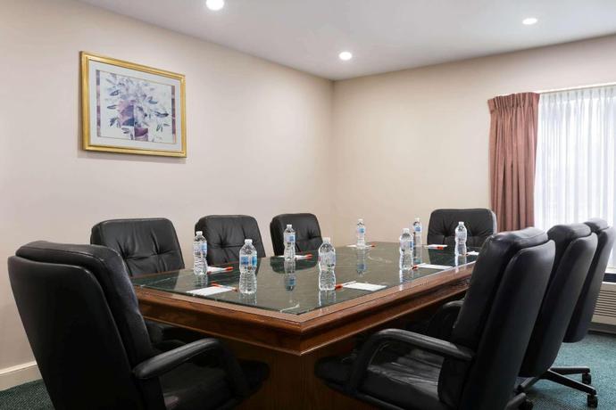 Imagen de los interiores del Hotel SureStay Plus by Best Western Windsor. Foto 18