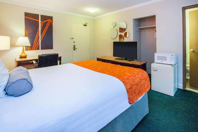 Imagen de la habitación del Hotel SureStay Plus by Best Western Windsor. Foto 14