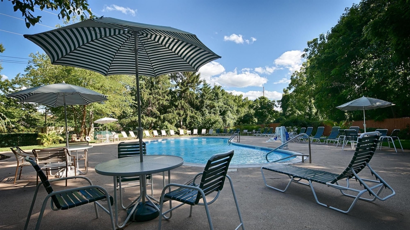 Imagen de la piscina del Hotel SureStay Plus by Best Western Woodbury Inn. Foto 14