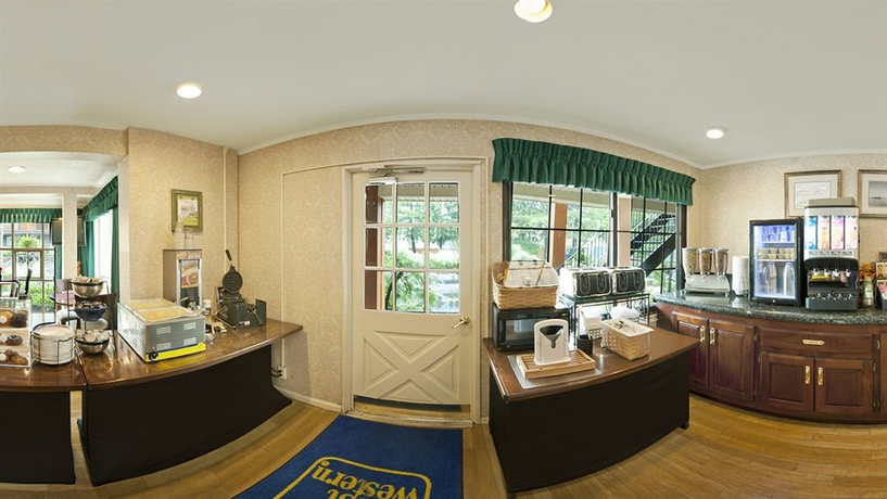 Imagen del bar/restaurante del Hotel SureStay Plus by Best Western Woodbury Inn. Foto 3