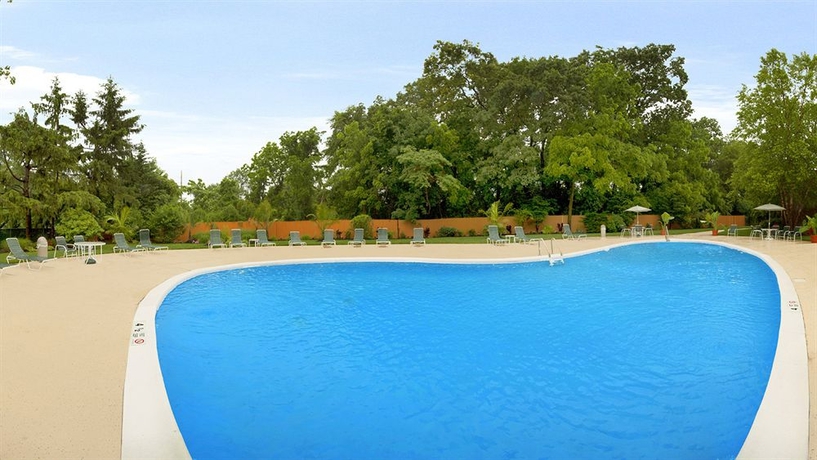 Imagen de la piscina del Hotel SureStay Plus by Best Western Woodbury Inn. Foto 16