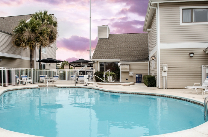 Imagen de la piscina del Hotel SureStay Studio by Best Western Pensacola. Foto 16
