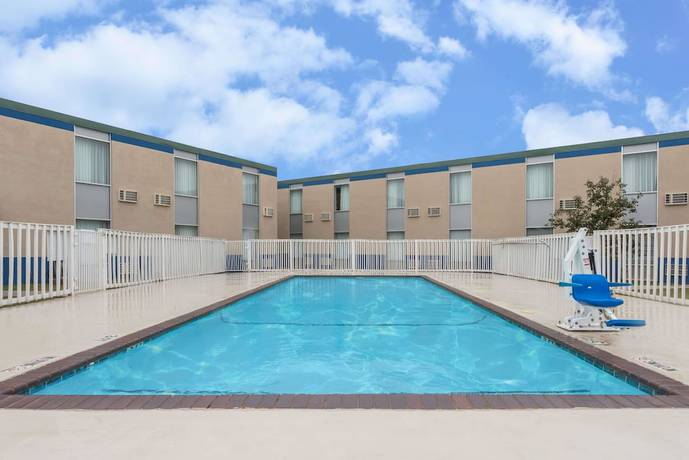 Imagen de la piscina del Hotel SureStay by Best Western Duncan. Foto 16