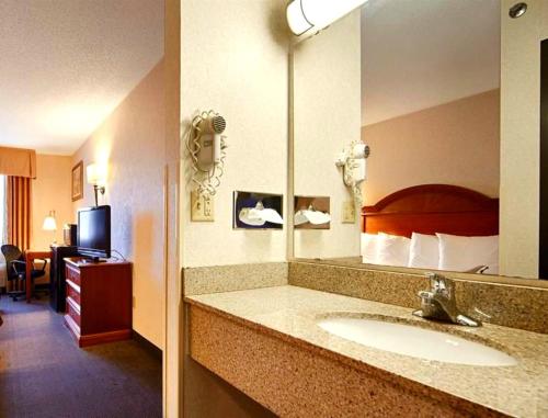 Imagen de la habitación del Hotel SureStay by Best Western Grove City. Foto 9
