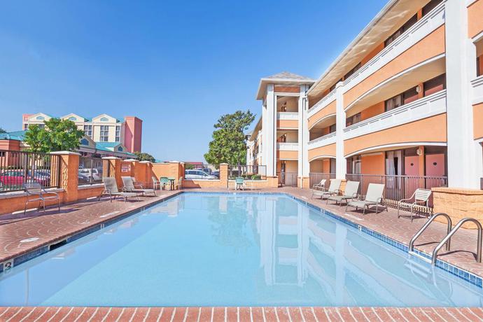 Imagen de la piscina del Hotel SureStay by Best Western Irving Grapevine DFW North. Foto 9