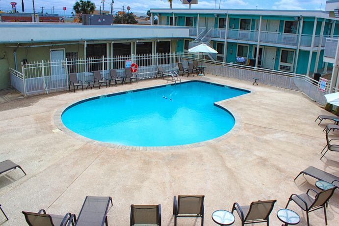 Imagen de la piscina del Hotel SureStay by Best Western Laredo. Foto 16