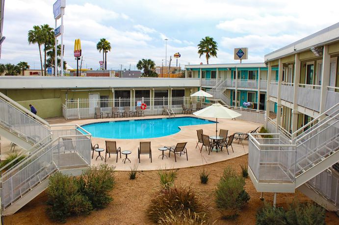 Imagen de la piscina del Hotel SureStay by Best Western Laredo. Foto 17